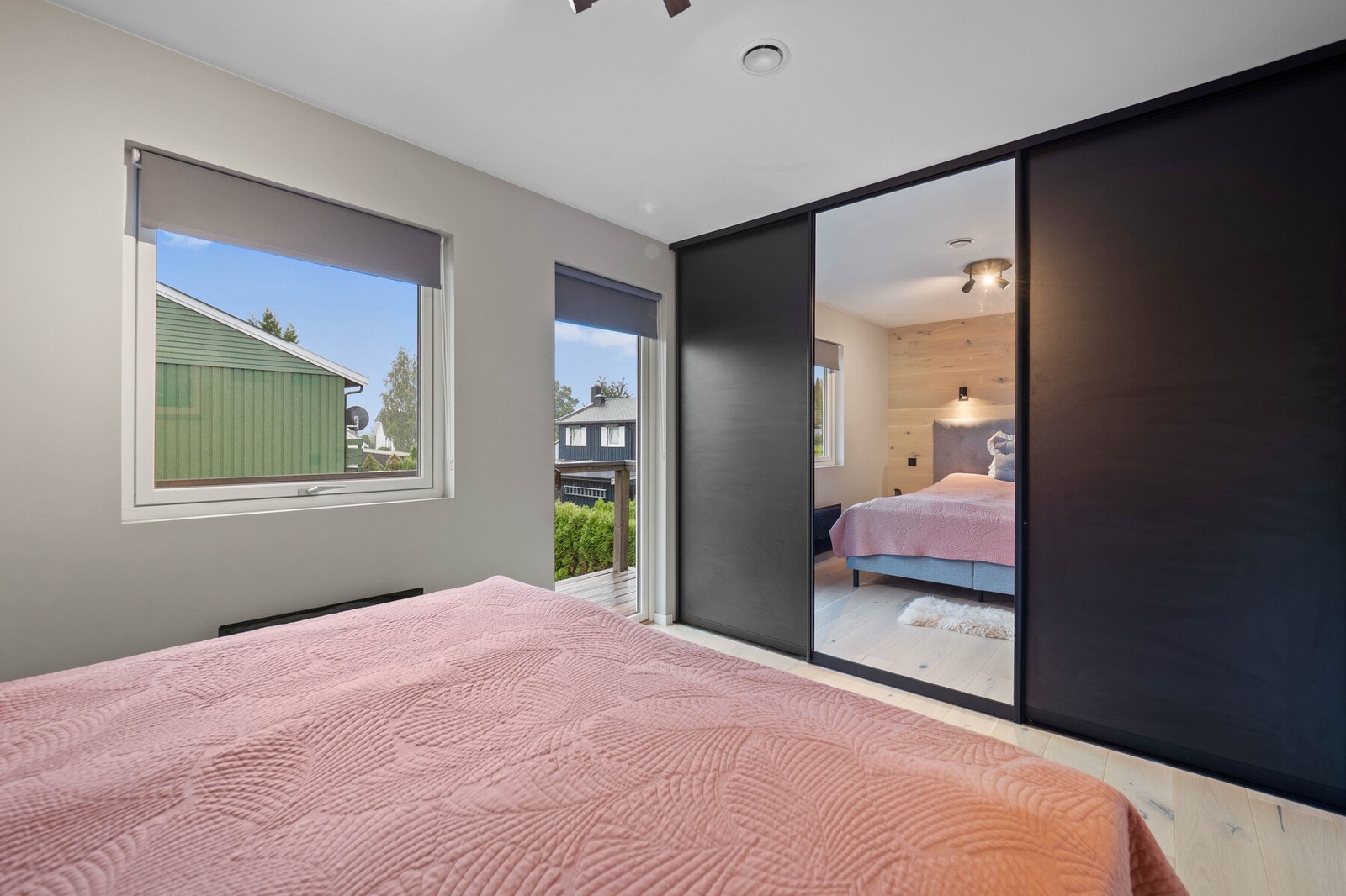 Det er god oppbevaringsplass i en stor skyvedørsgarderobe på hovedsoverommet. Galleribilde