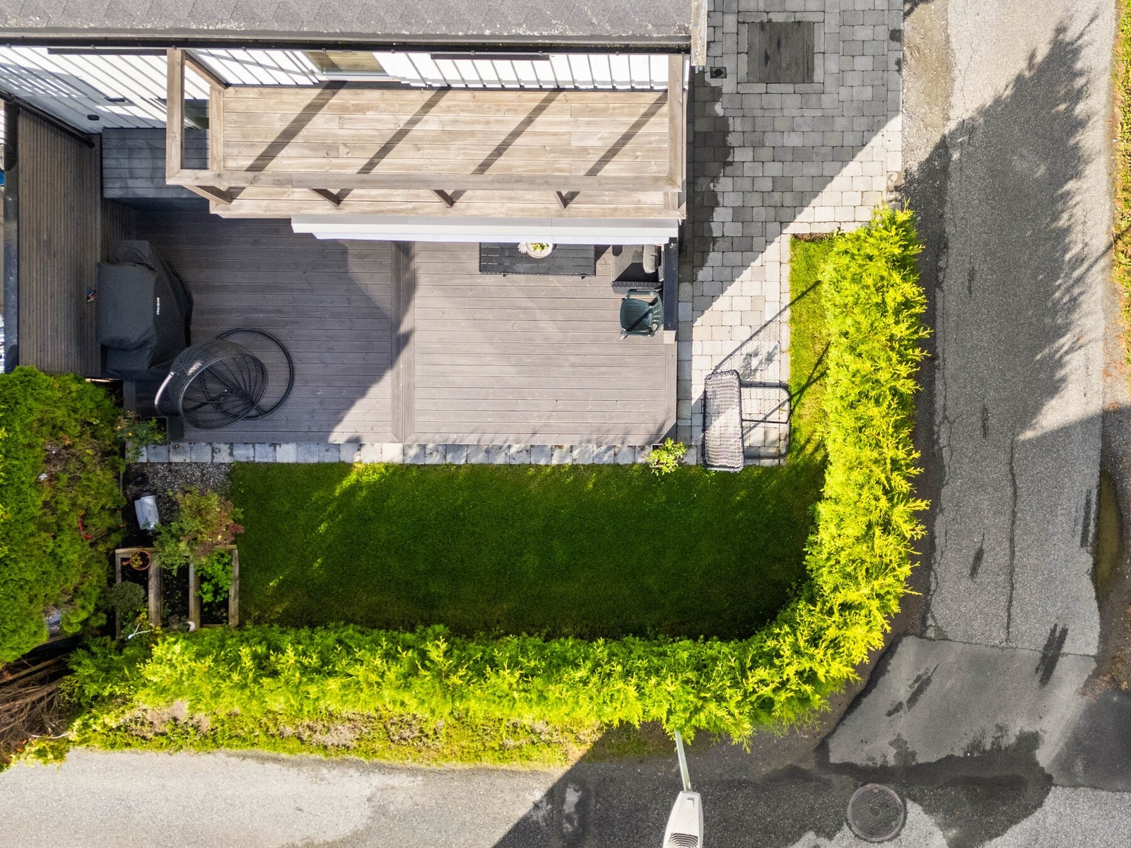 I flukt med hagen er det en markterrasse fra 2023. Galleribilde