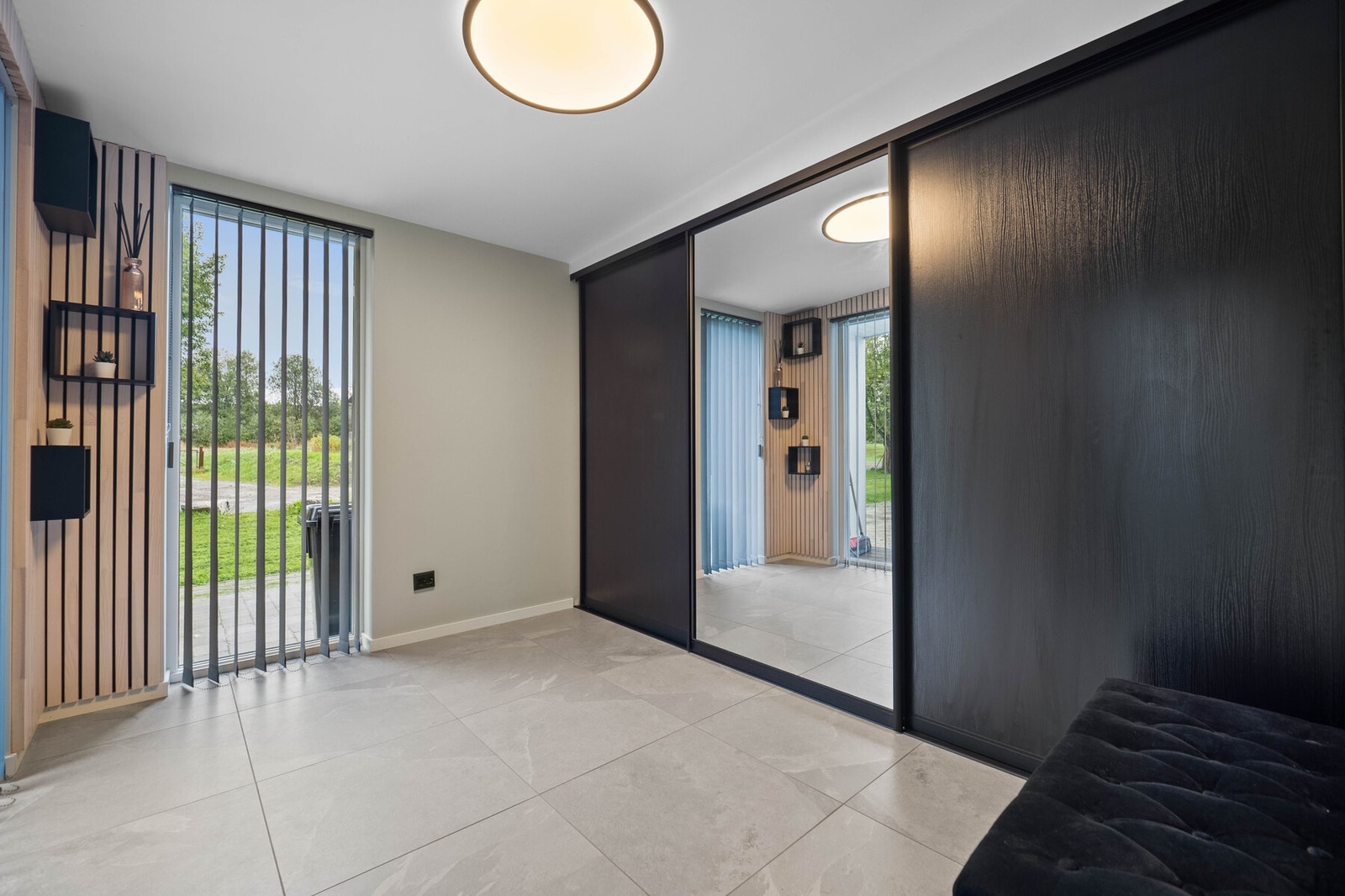 Yttertøy, sko og utstyr ryddes enkelt bort i en stor, plassbygd skyvedørsgarderobe. Galleribilde