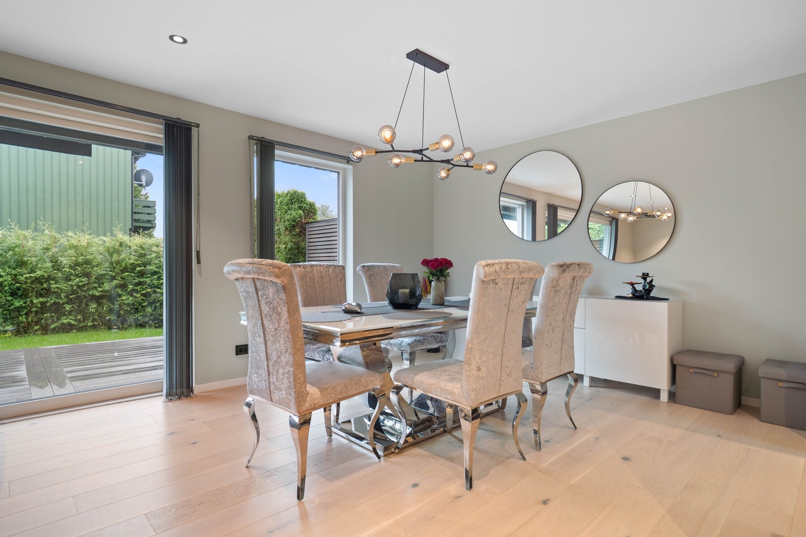 I nærheten av kjøkkenet er det god plass til en stor spisegruppe. Galleribilde