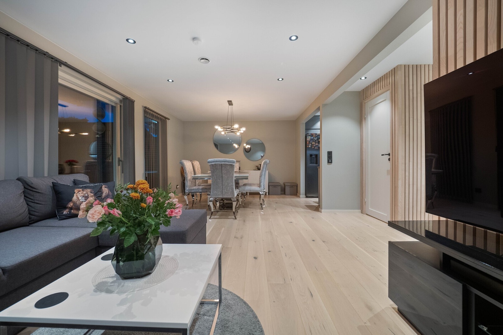 Tomannsboligen har en etterspurt intern beliggenhet på feltet - grensende mot friarealer mot nord. Galleribilde