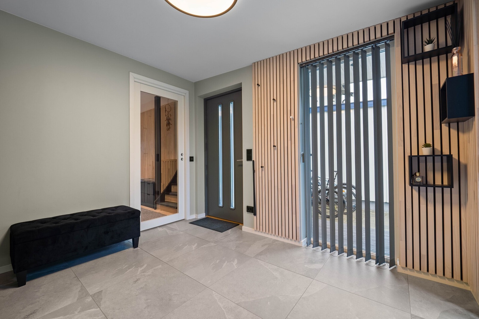 Boligen har en romslig og flott entré med varme i det flislagte gulvet. Galleribilde