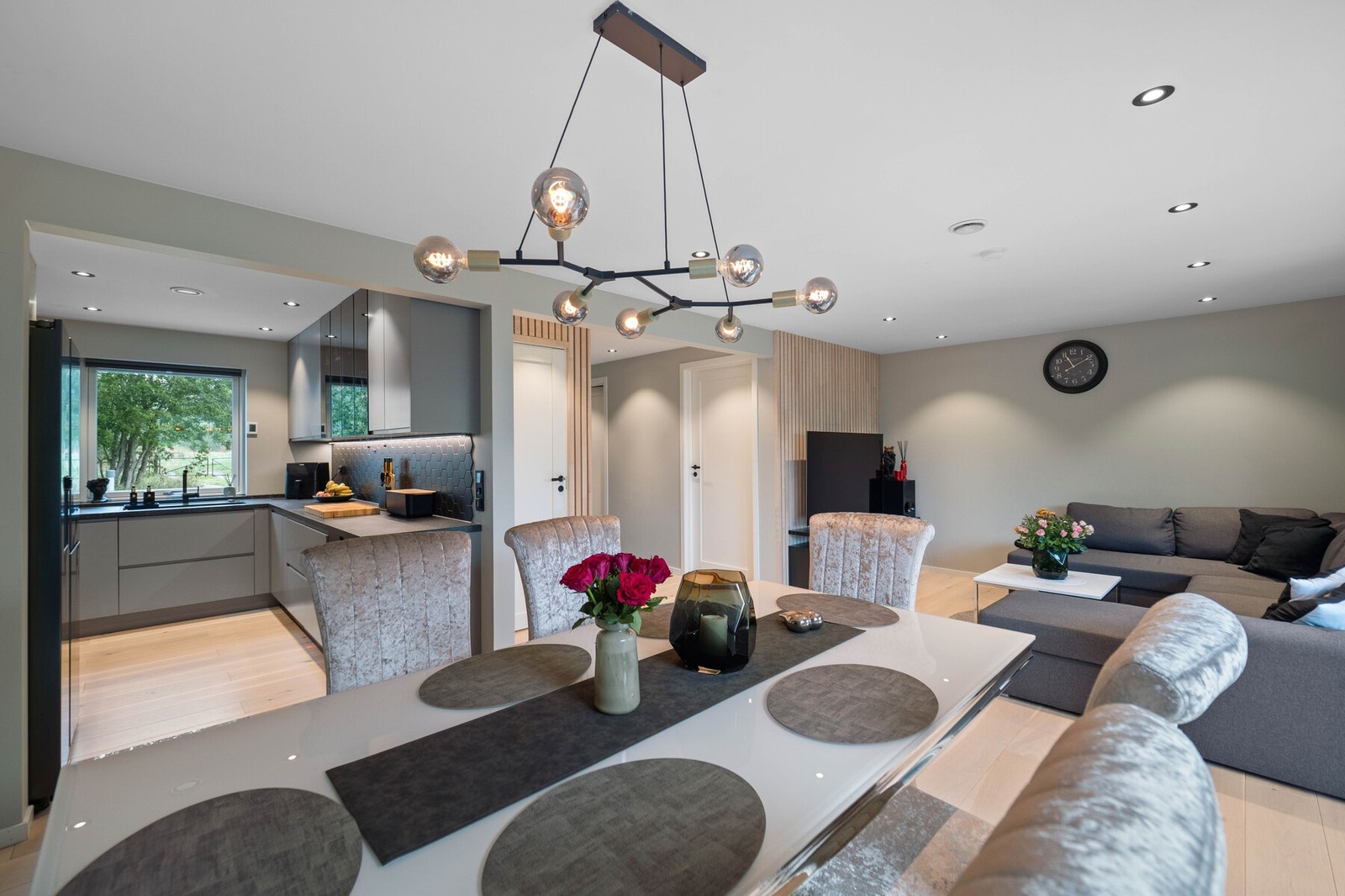 Nærheten mellom kjøkkenet og spiseplassen gjør matlagingen sosial og serveringen enkel. Galleribilde