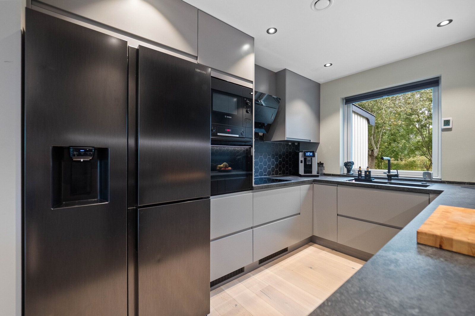 Kjøkkenet er utstyrt med integrert oppvaskmaskin, stekeovn, mikrobølgeovn og koketopp. Galleribilde