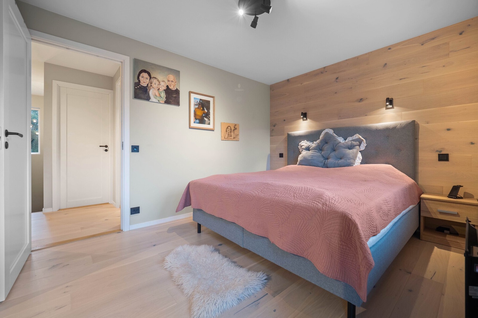 Rundt hodeenden av sengeplassen er det montert belysning og stikkontakter. Galleribilde