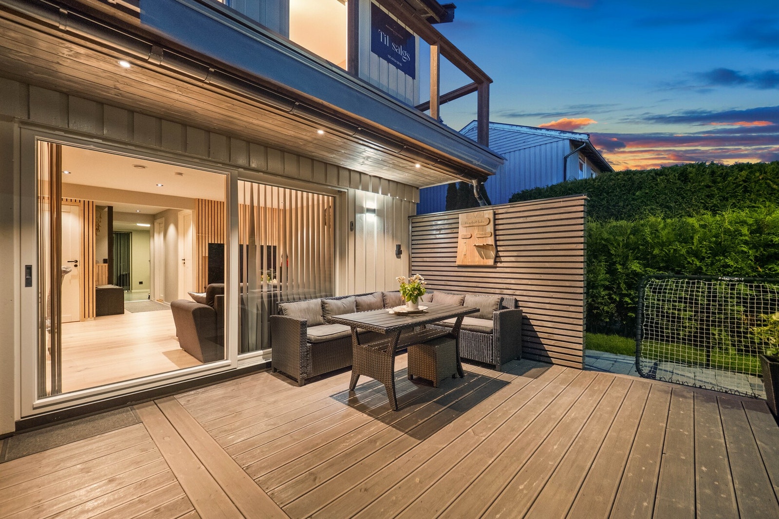 Høye levegger på hver side av terrassen sørger for lune og usjenerte forhold. Galleribilde