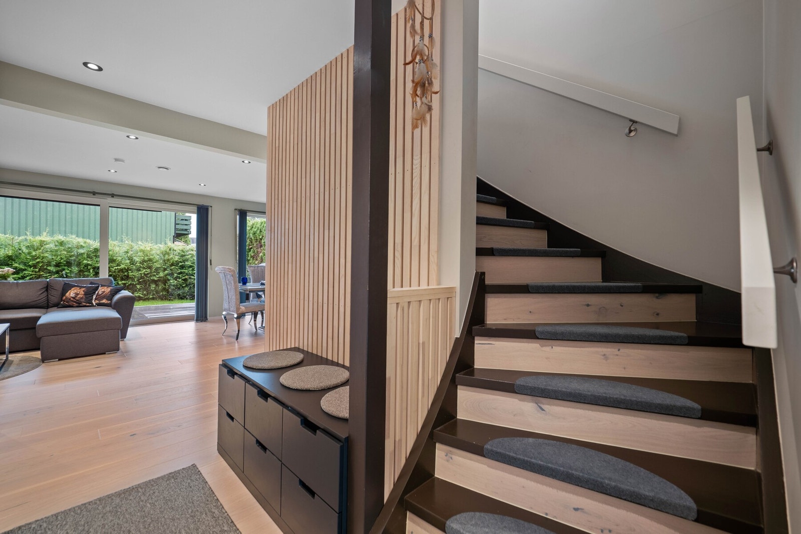 Den innvendige trappen ble overflatebehandlet i 2022. Galleribilde