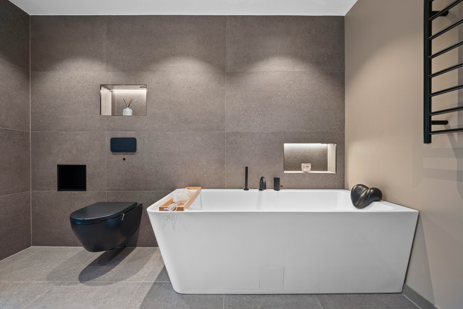 I veggen over badekaret er det plassbygde nisjer med belysning. Galleribilde