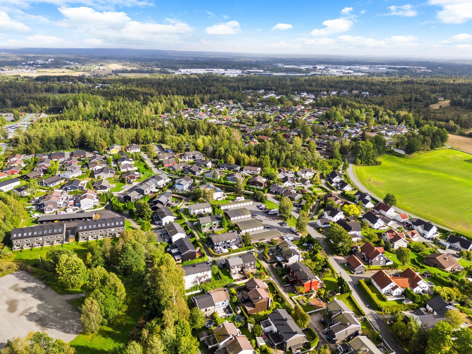 Det er kort vei til ungdomsskole, idrettsanlegg, butikker, turområder og idylliske badeplasser. Galleribilde