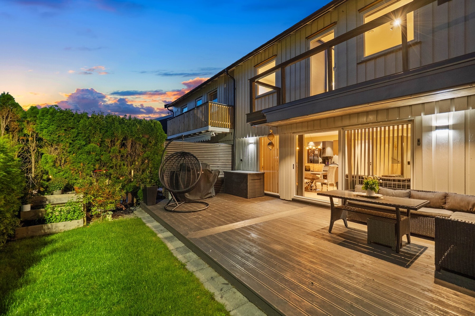 Nyt solen i din egen private hage! Mot syd ligger en liten, gjemt perle med en tett hekk som rammer inn et koselig uteområde og gir deg fred og ro i grønt omgivelser. Galleribilde