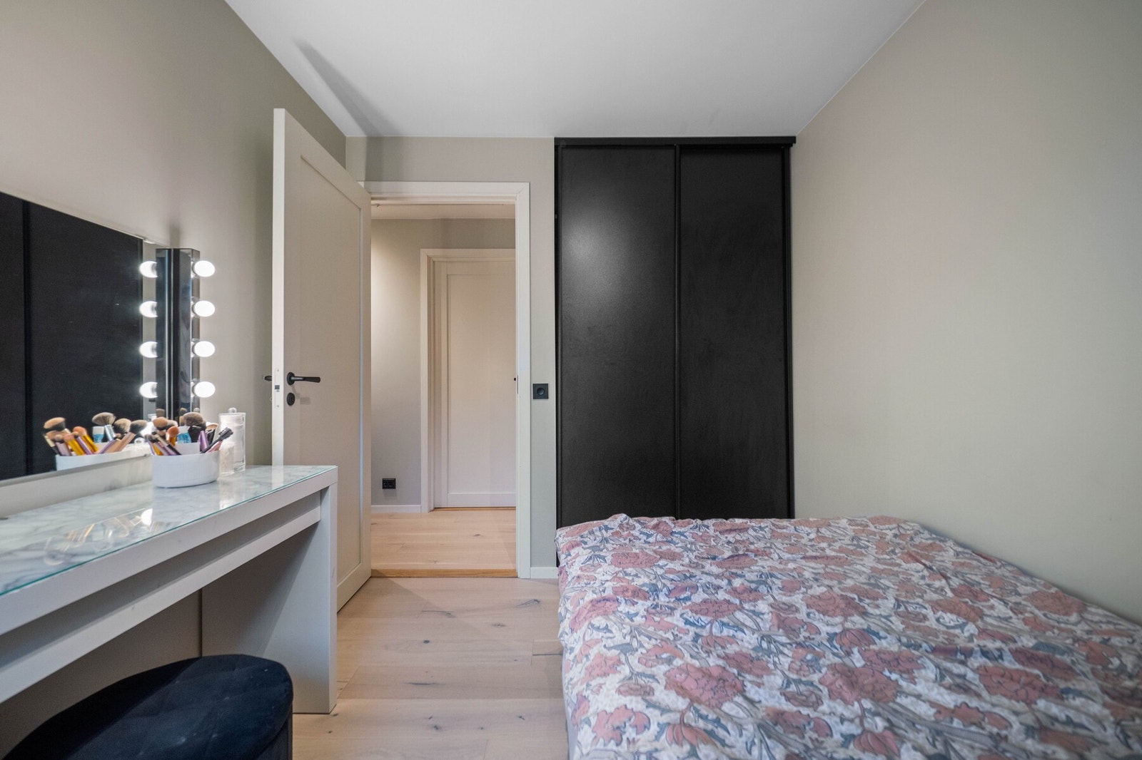 Hvert av soverommene har lyst, enstavs parkettgulv. Galleribilde