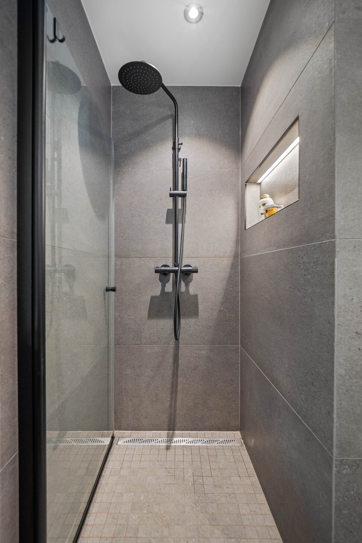 På badet i 2. etasje er det regnfallsdusj i en dusjnisje. Galleribilde