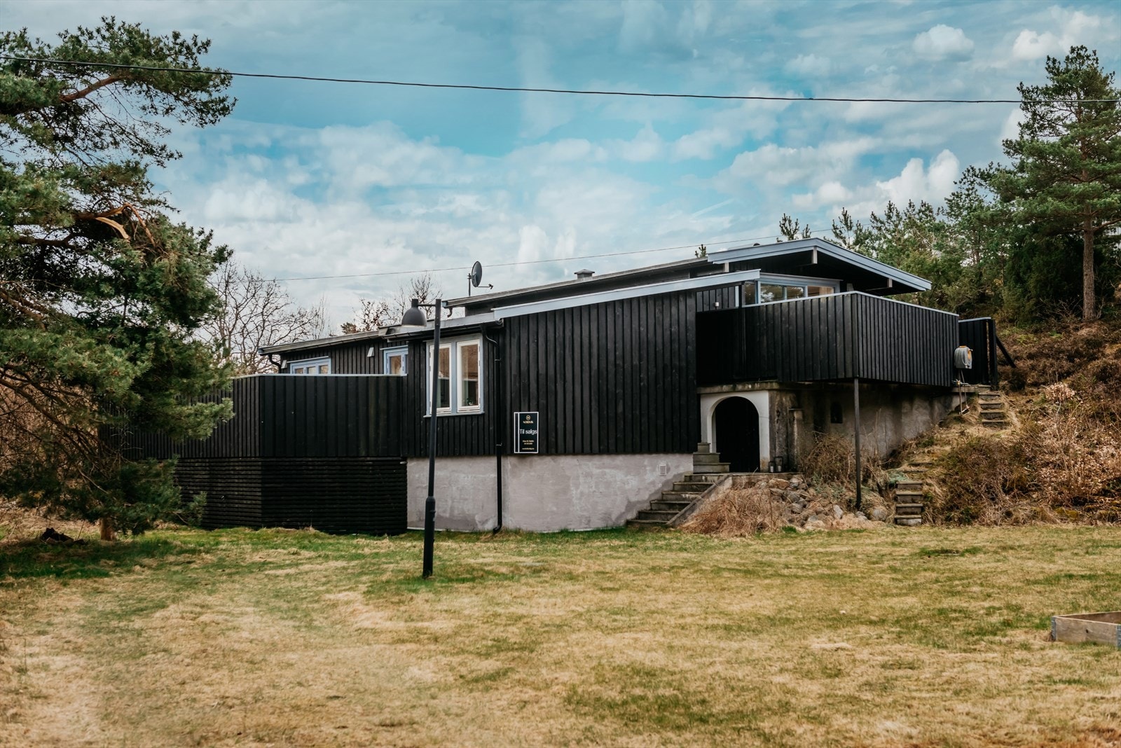 Beliggende på en stor, solrik selveiet tomt på hele 1 173,8 m². Galleribilde