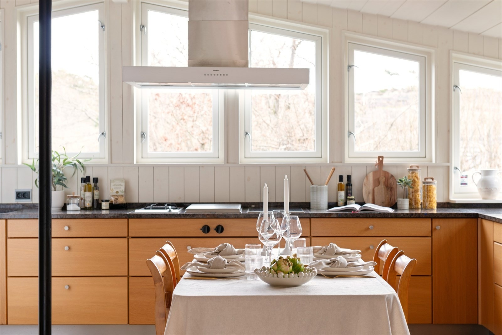 På kjøkkenet er det godt med lagringsplass i skap og skuffer, samt god plass til matlaging. Galleribilde