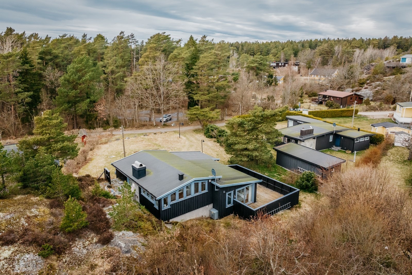 Hytta ligger i fredelige omgivelser, kort vei til svaberg, badestrender og sjarmerende havneliv. Galleribilde