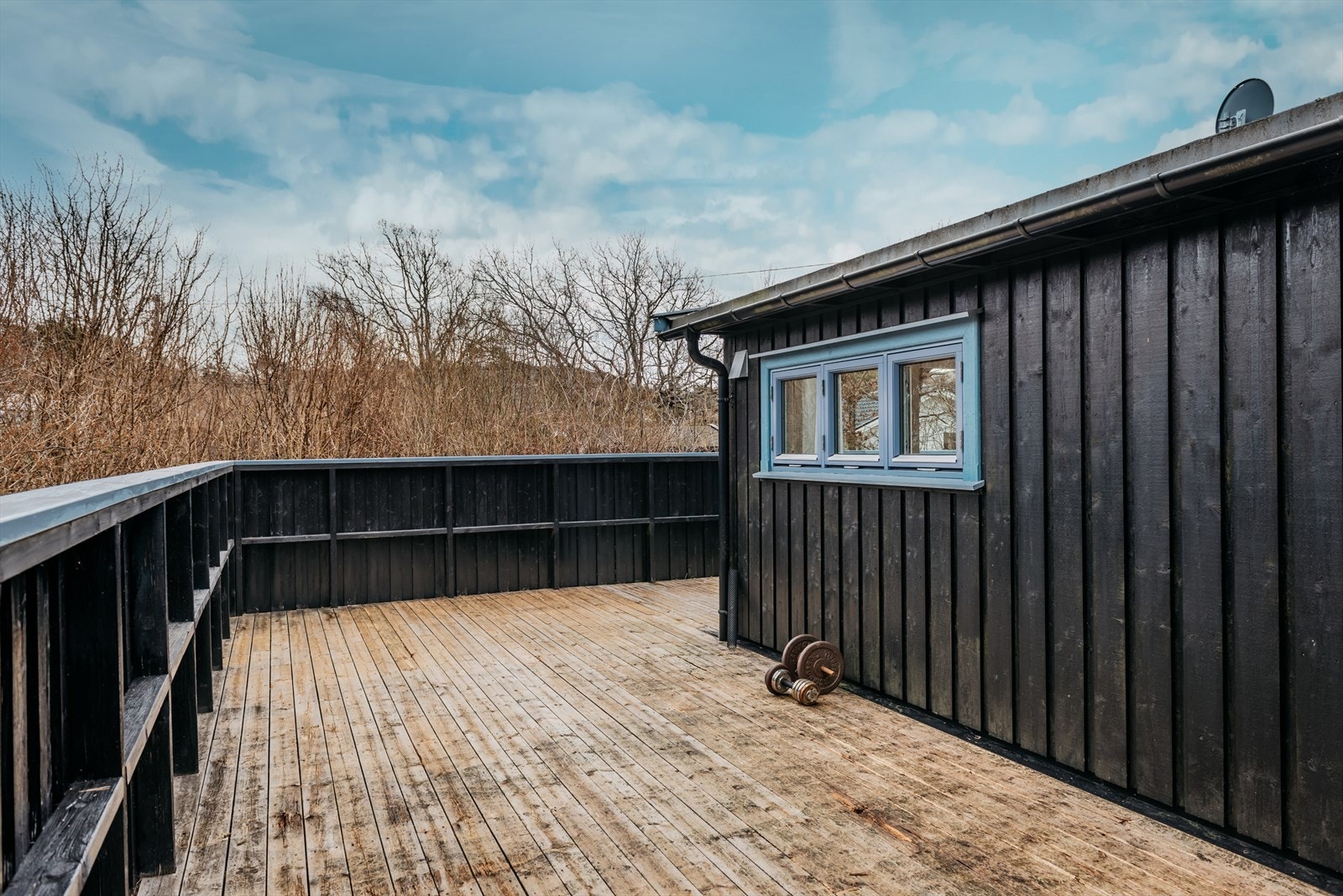 Her er det god plass til flere sittegrupper, grill og beplantning. Galleribilde