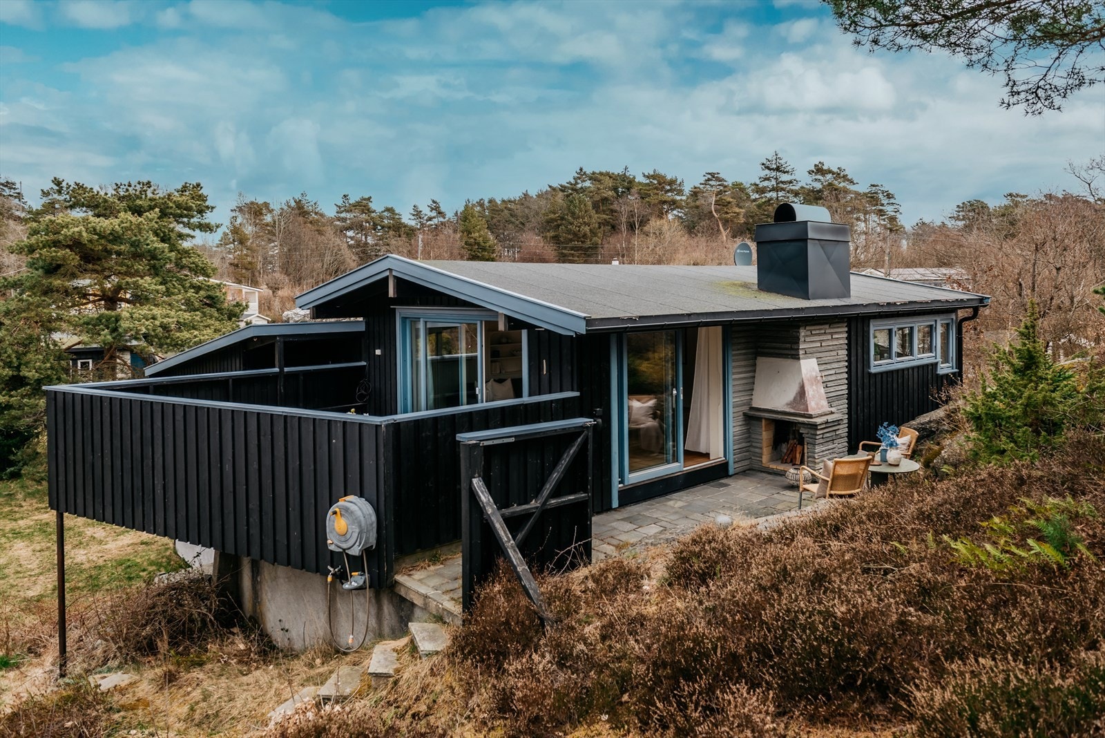 Velkommen til denne idylliske hytta i populære Nevlunghavn. Galleribilde