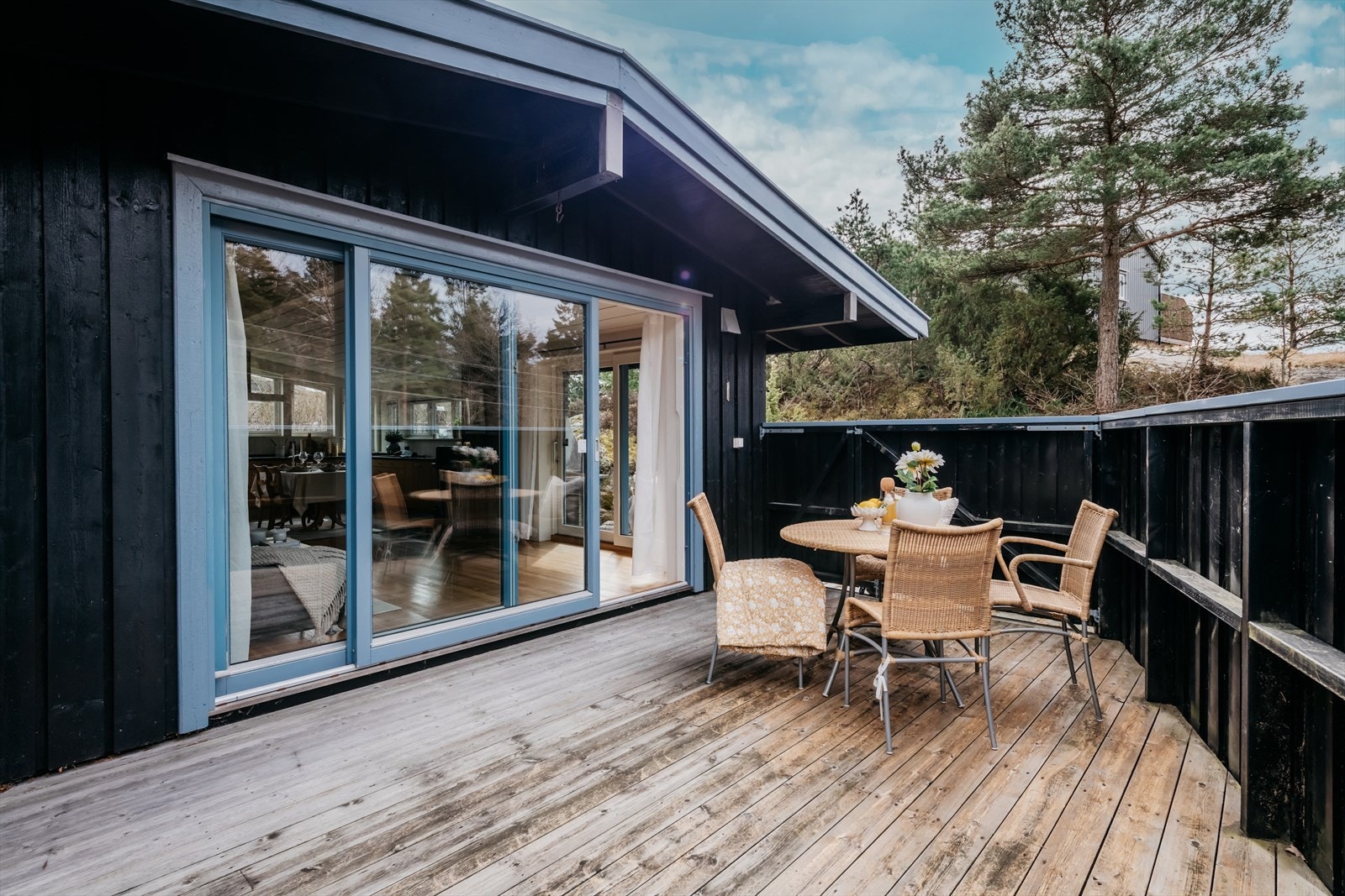 Utgang fra stuen til vestvendt veranda på ca. 16 kvm. Galleribilde