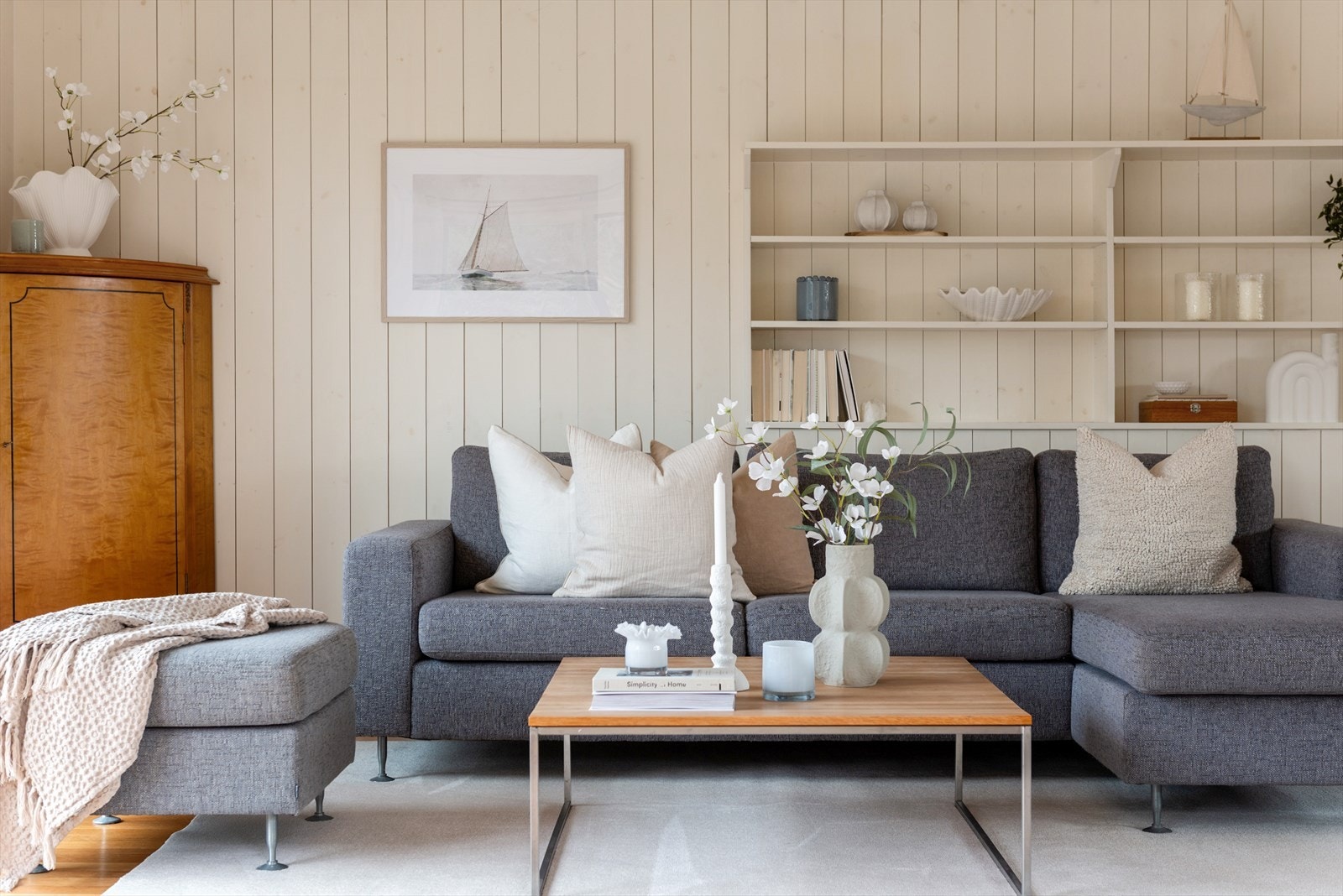 Stuen er romslig, og det er god plass til sofagruppe med tilhørende sofabord og tv-benk. Galleribilde