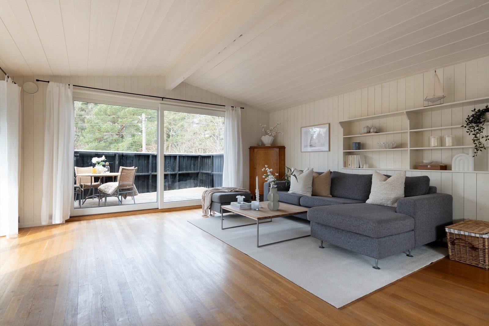 Fritidsboligen inneholder entré, kjøkken, stue, tre soverom og bad. Galleribilde