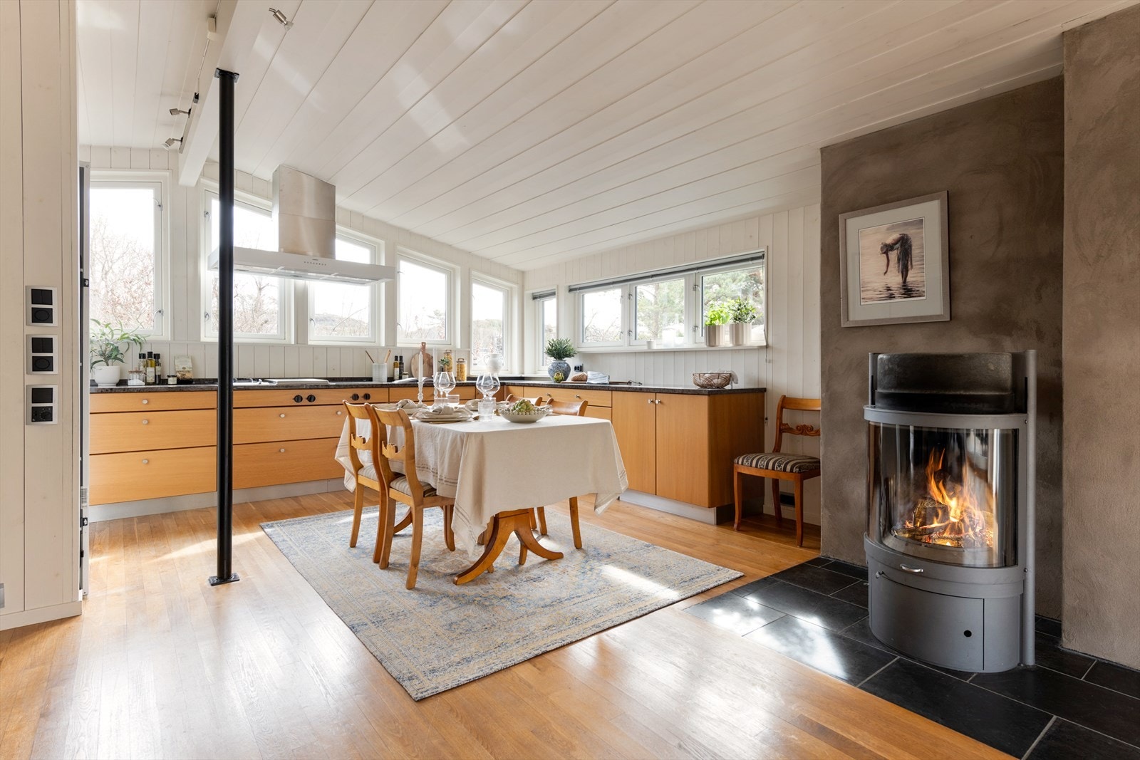 Åpent og sosialt kjøkken med god plass til stort spisebord. Galleribilde