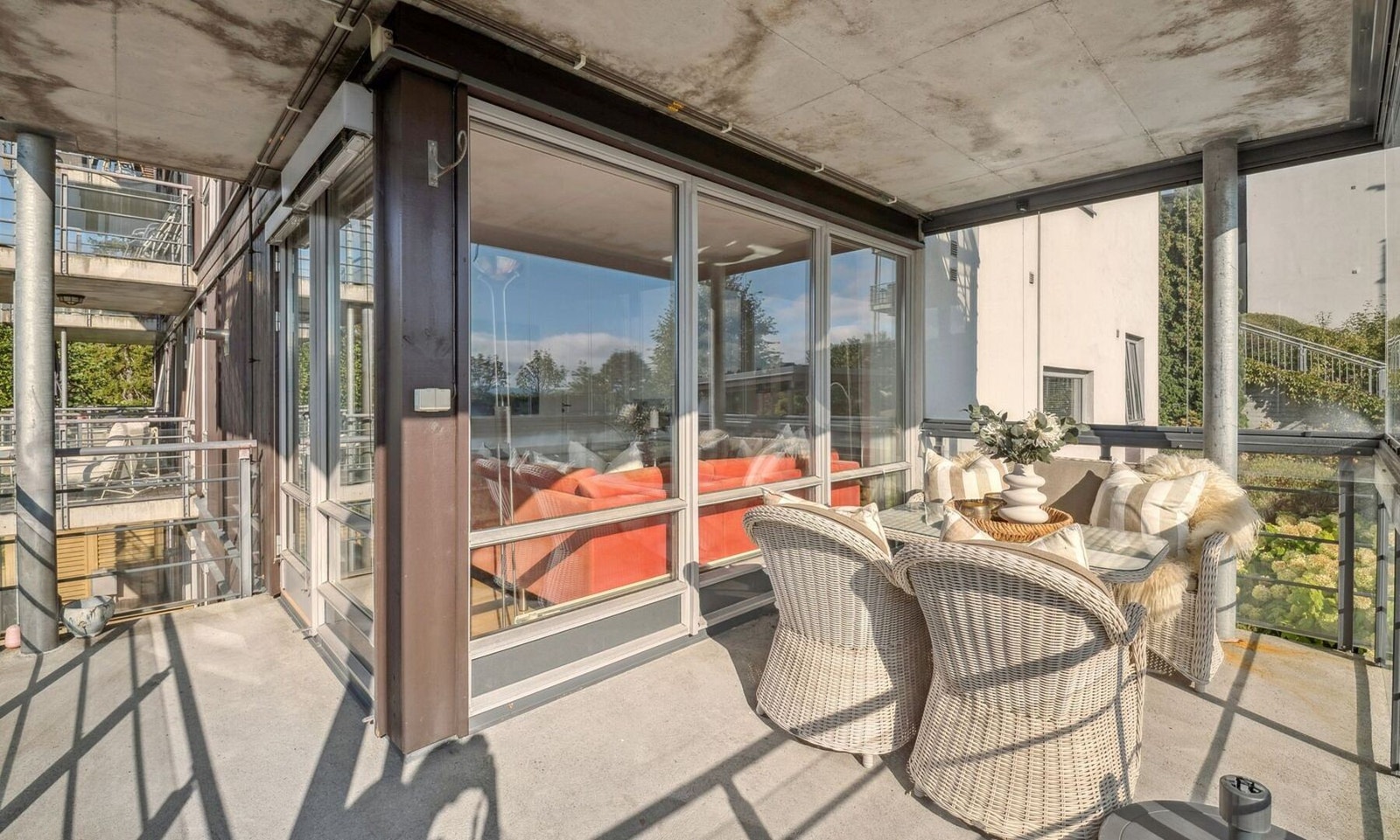 En lun og solrik balkong som har lang brukssesong. Utelampe og stikkontakt. Mulig å koble gassgrill til fellestanken for gass ved kjøp av hurtigkobling. Galleribilde