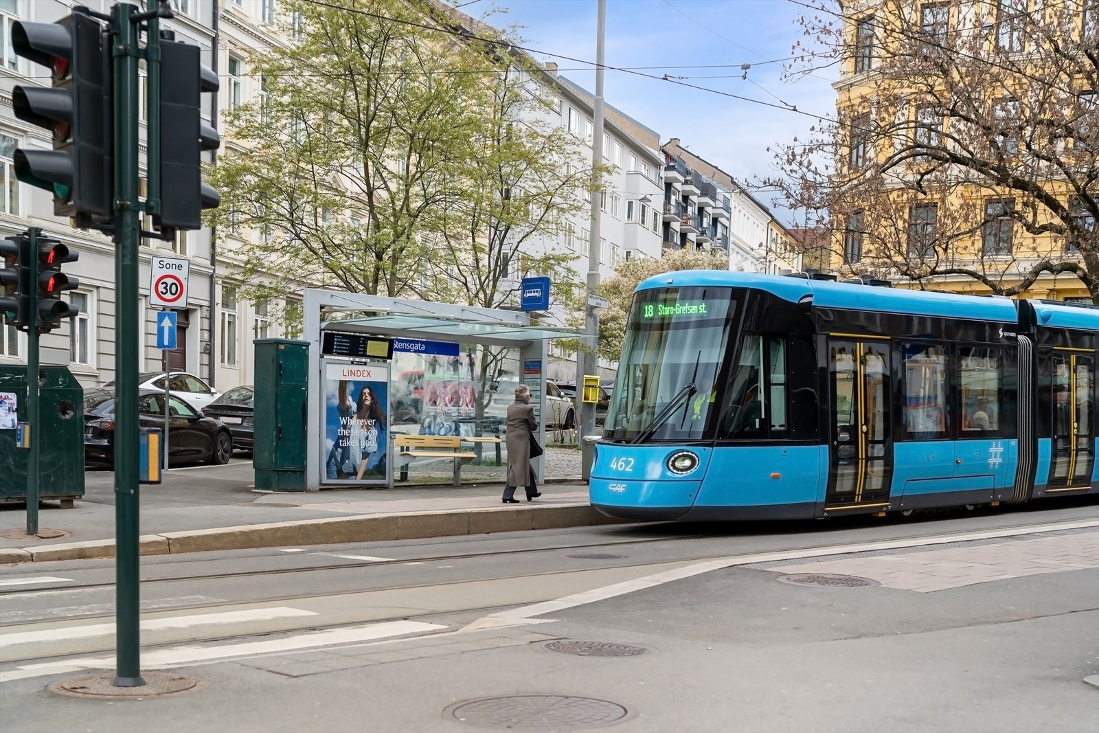 Ca. 2-300 meter til trikk 17 og 18 samt buss 21 og 37. Galleribilde