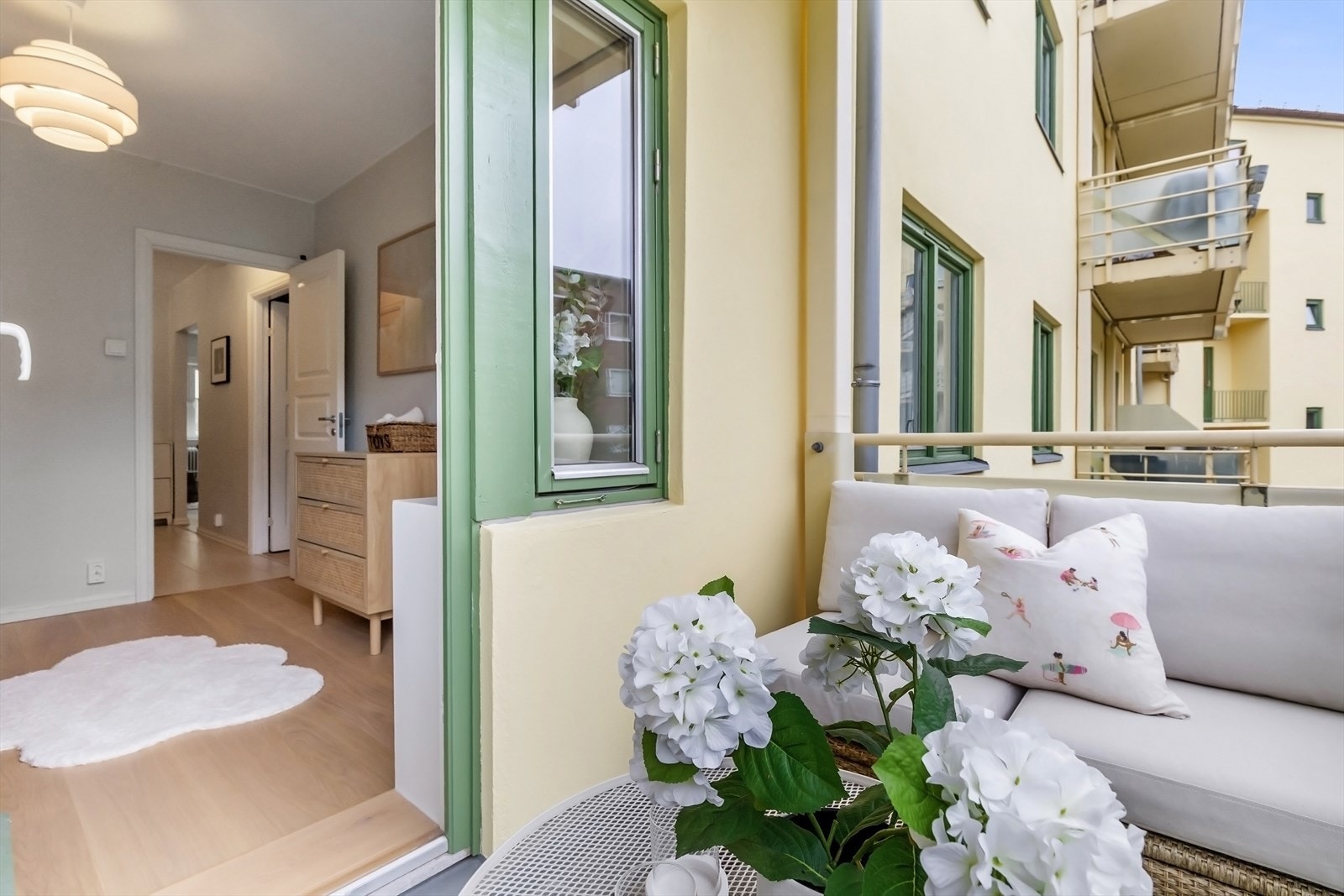 Balkongen er på ca. 4 kvm, har terrassebord på oppforet bjelkelag og rekkverk i metall med frostede glassfelt. Galleribilde