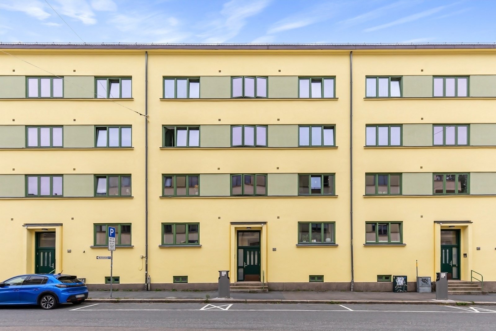 Meget god beliggenhet med kort vei til det meste av byens fasiliteter. Butikker, serveringssteder og gode buss og trikkeforbindelser rett ved. Galleribilde