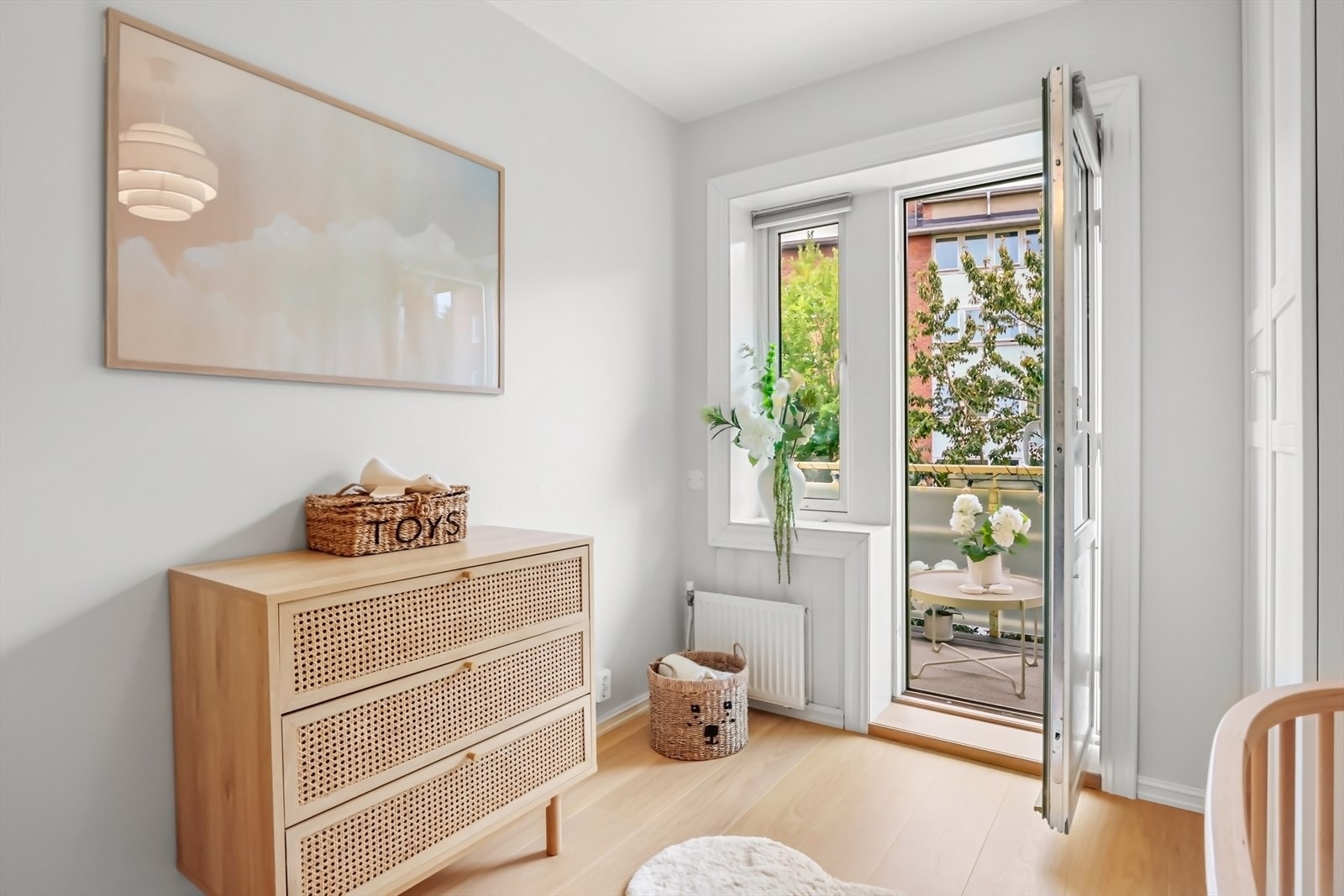 Rommet har god plass til seng, garderobeskap og annet møblement. Galleribilde