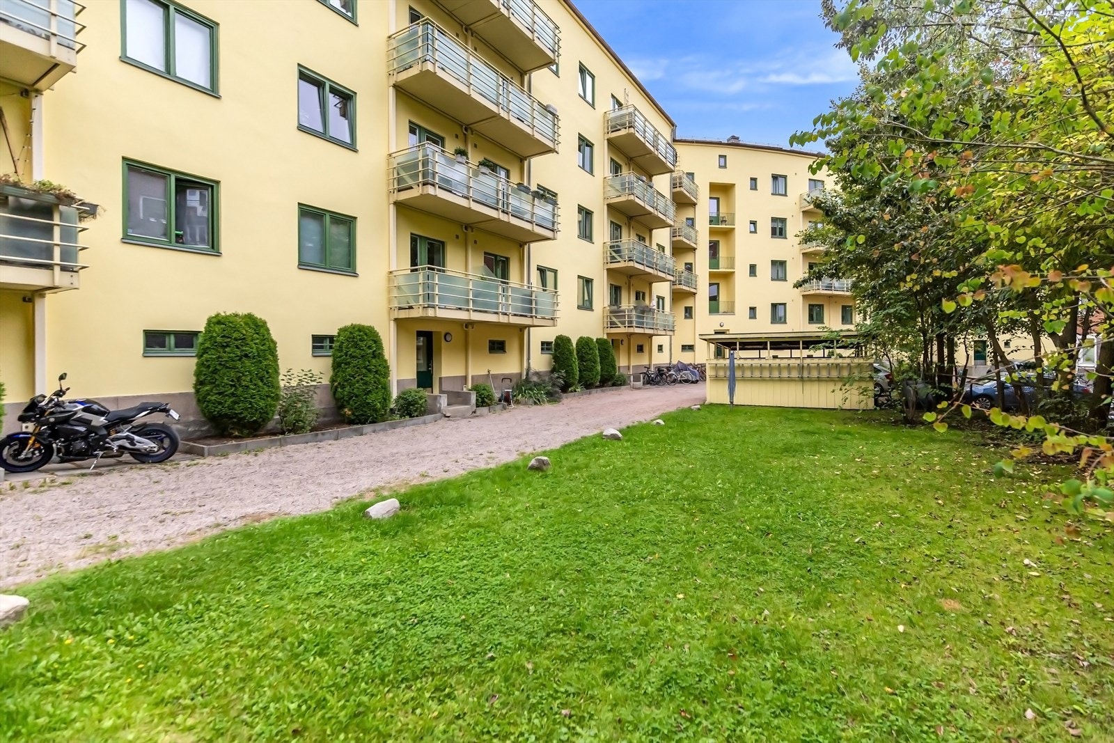 Opparbeidet med sykkelparkering, plen og gangstier. Galleribilde