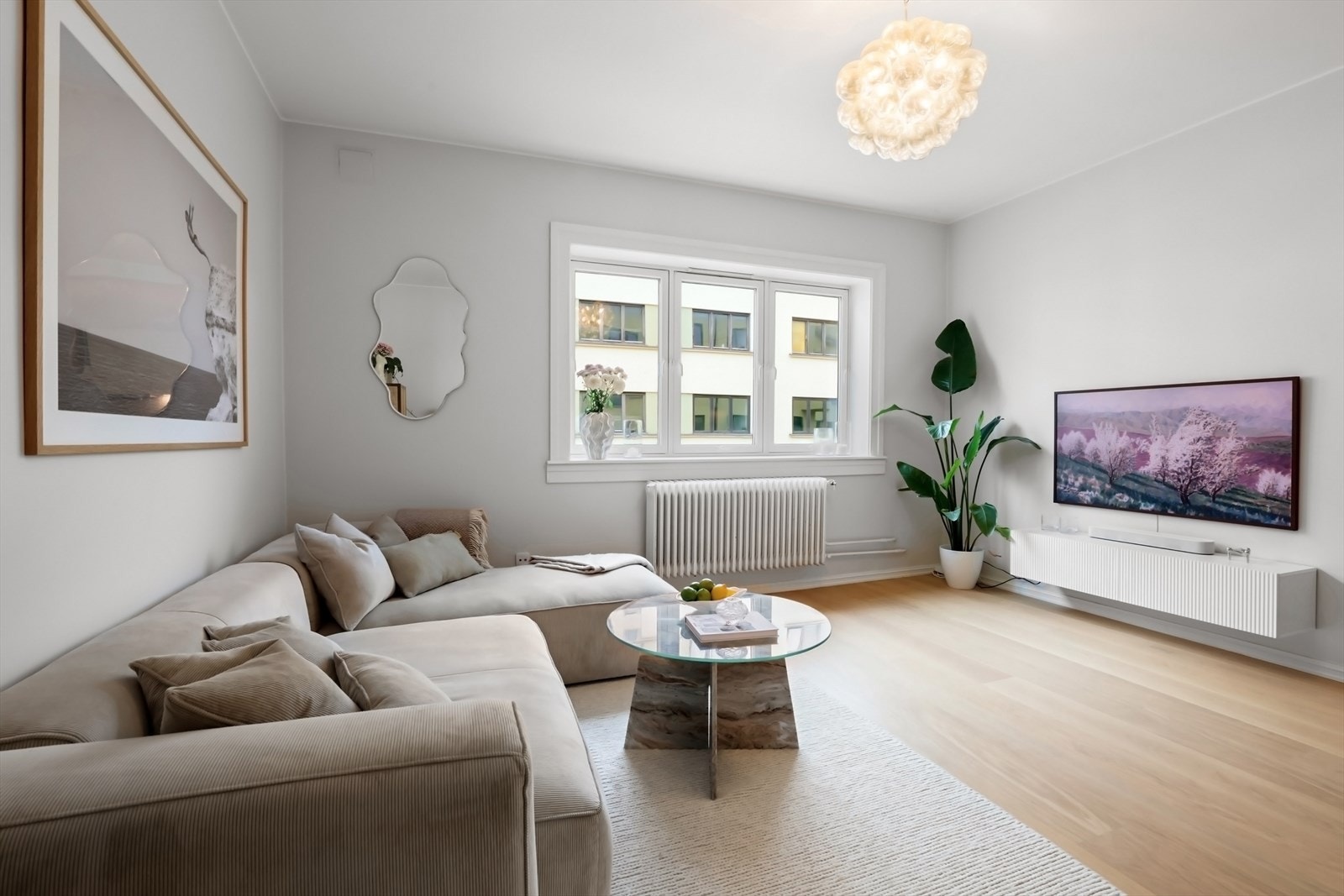 Stuen har god størrelse og det plass til både sofagruppe og spisebord. Galleribilde