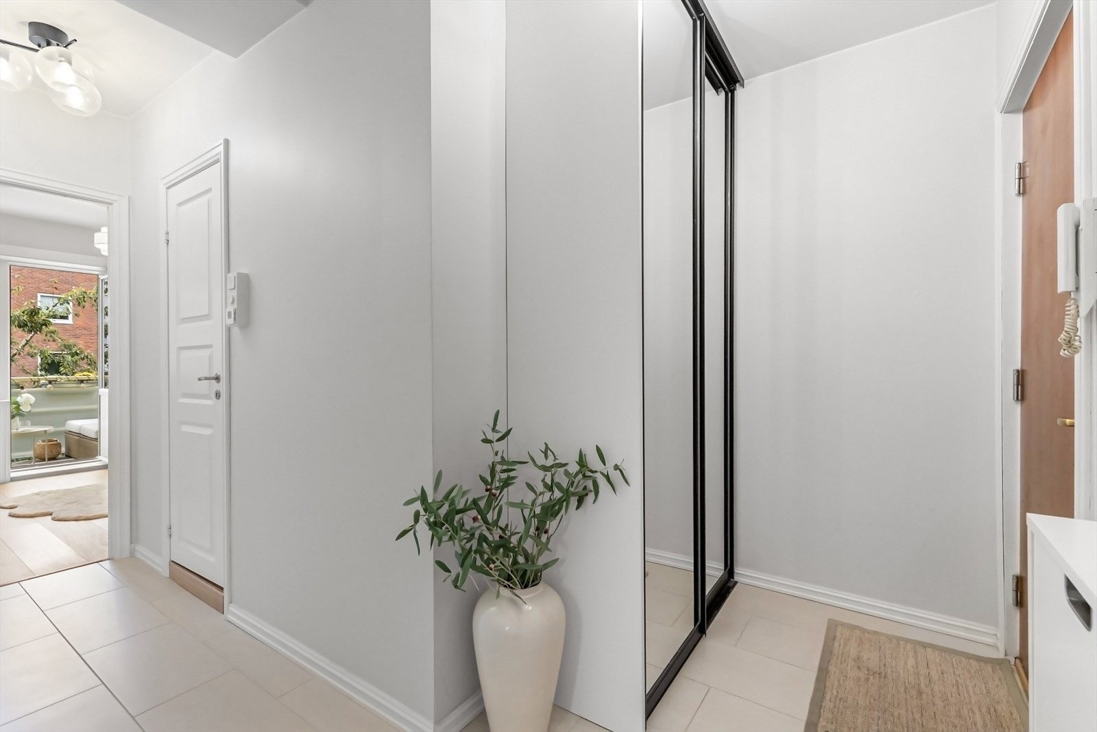 Godt med lagringsplass i spesialtilpasset skyvedørsgarderobe i entré. I tillegg plass til klesoppheng og skoskap. Galleribilde