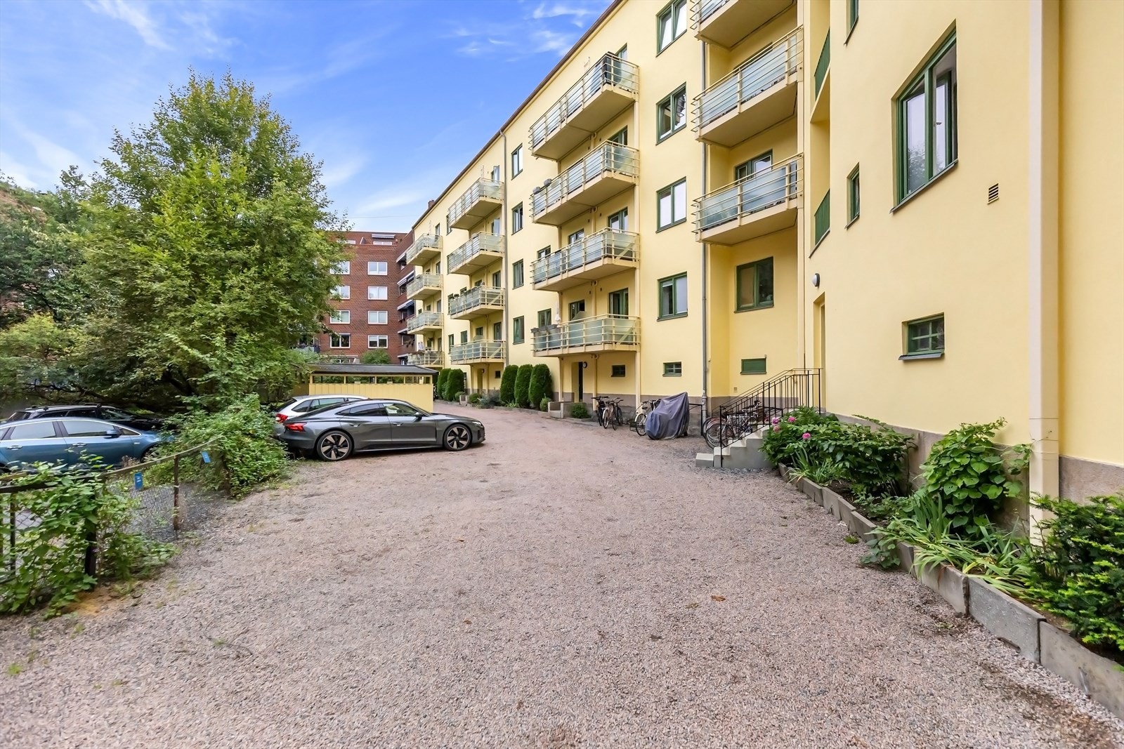 Sameiet har åtte parkeringsplasser til disposisjon i bakgården. Disse blir fordelt etter søknad og loddtrekning for ett år av gangen. Nåværende eier har parkering og fikk dette ved første søknad. P.t. kun en på venteliste. Galleribilde