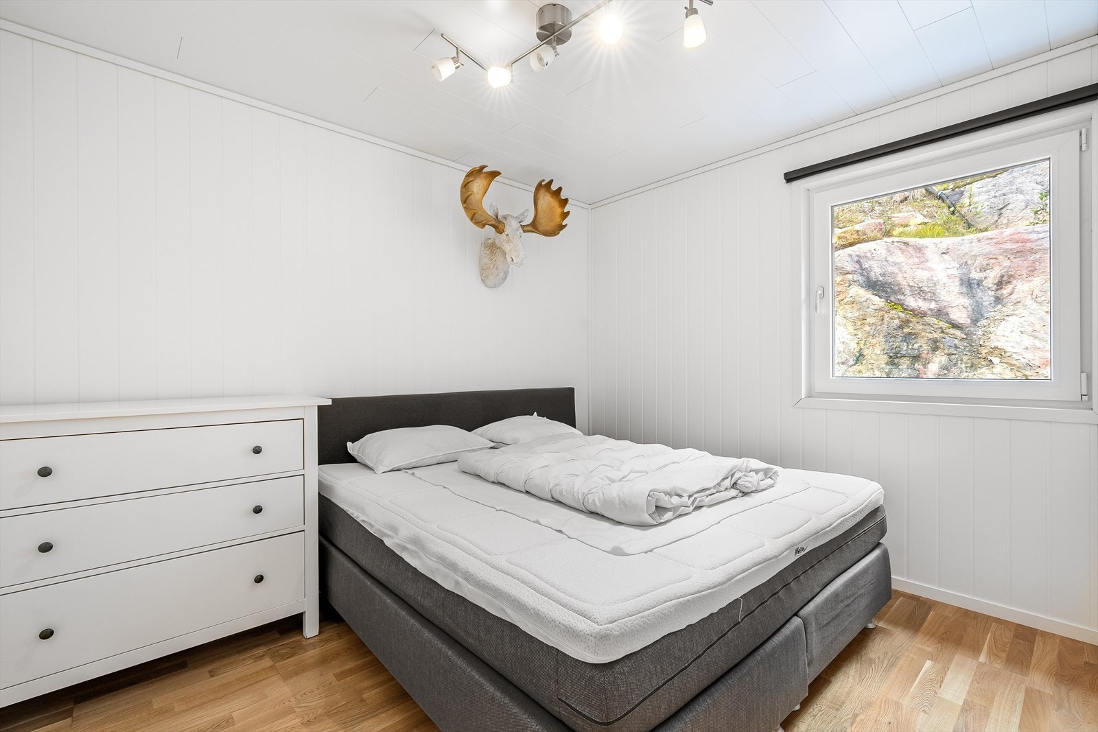 - Hovedsoverommet har god plass til dobbeltseng og kommode - Galleribilde