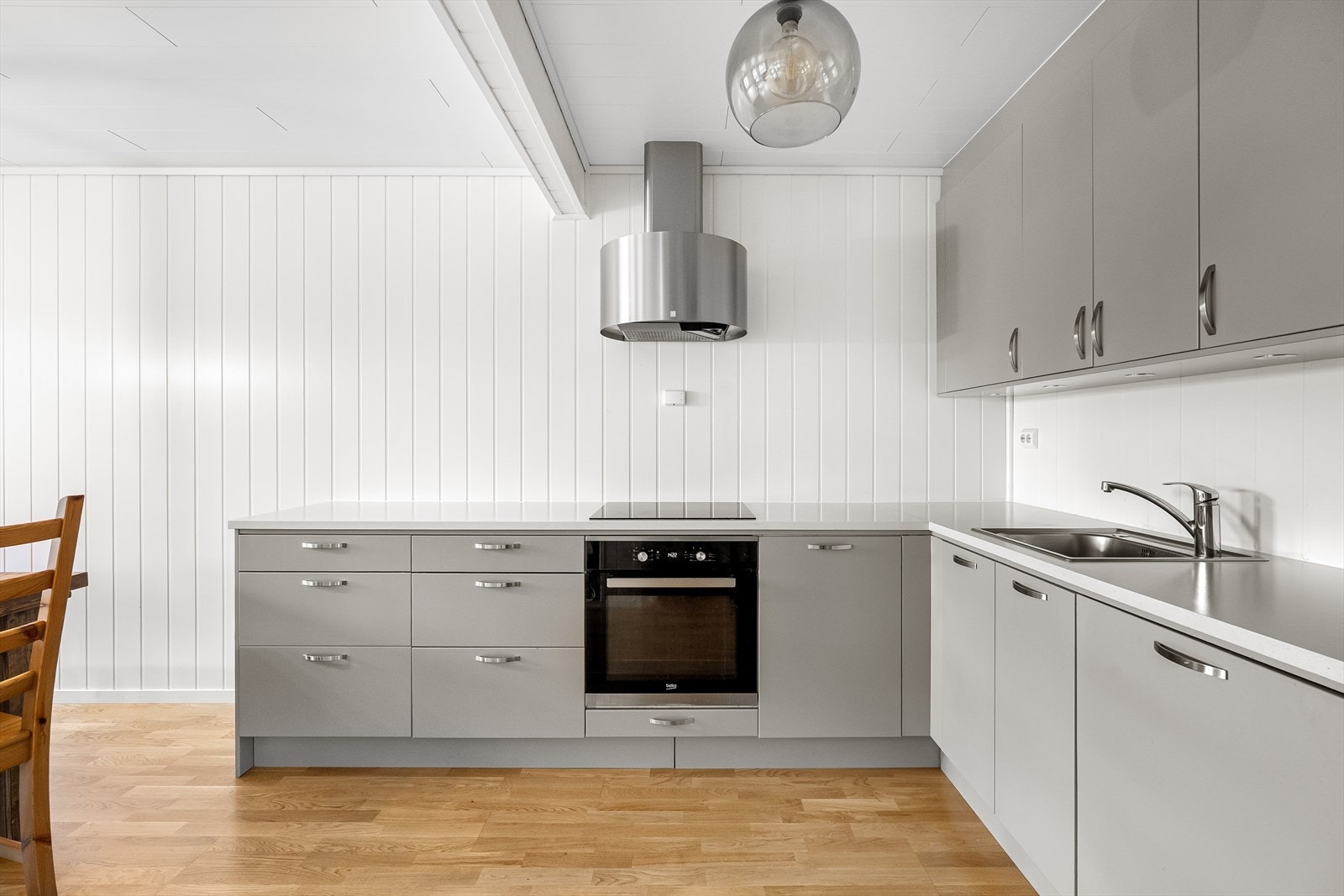 - God oppbevaringsplass både i skuffer, skap og på benken - Galleribilde