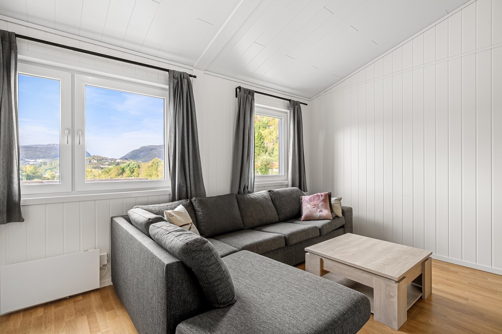 - Også her har man flott utsikt over Sirdal og nærområdet - Galleribilde