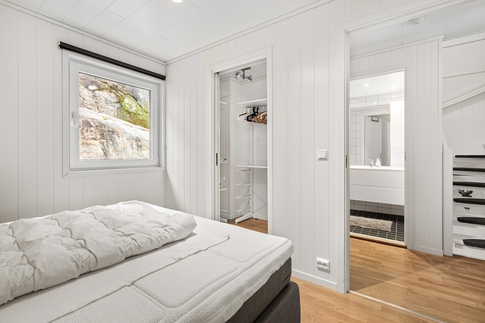 - Det er også god oppbevaringsplass i garderoberommet - Galleribilde