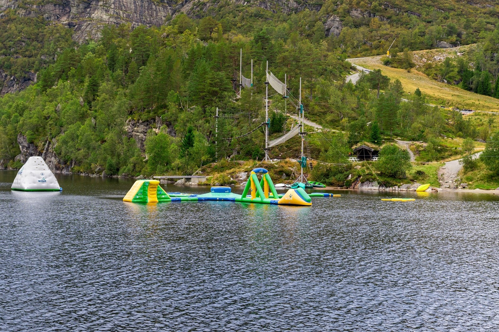 - På sommerstid har man både klatrepark og vannpark ved Tjørhomfjellet - Galleribilde