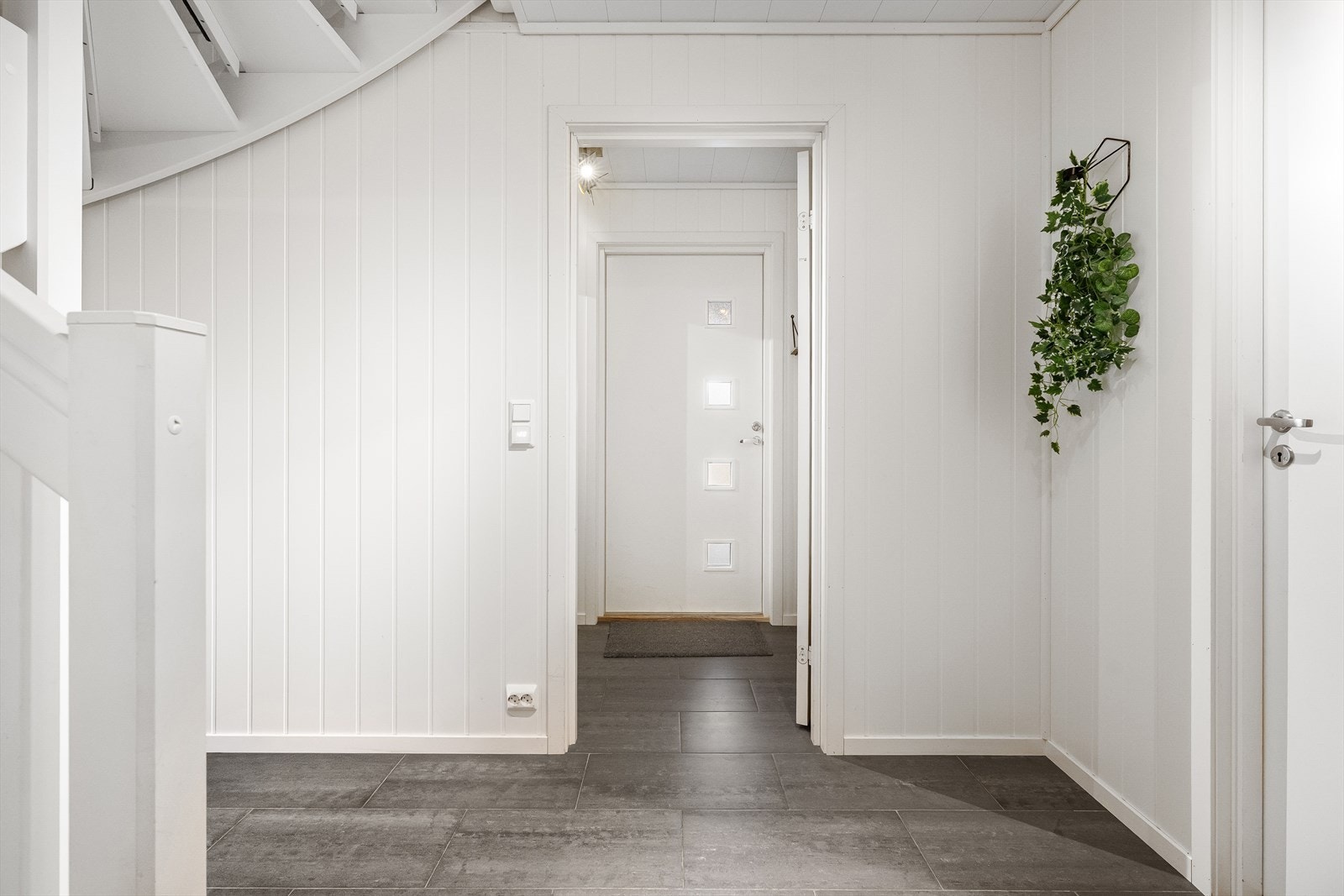 - Det er en rekke boder med god oppbevaringsplass til skiutstyr, kjelke, pulk og vintertøy - Galleribilde