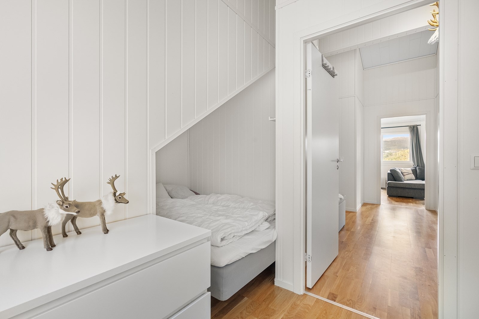 - Praktisk innredet med dobbeltseng i alkoven - Galleribilde