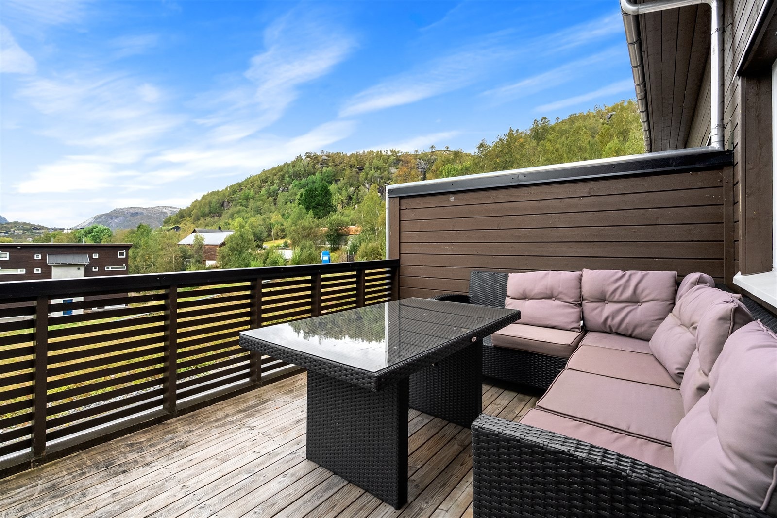 - God plass til både sittegruppe, bålpanne og solstoler - Galleribilde