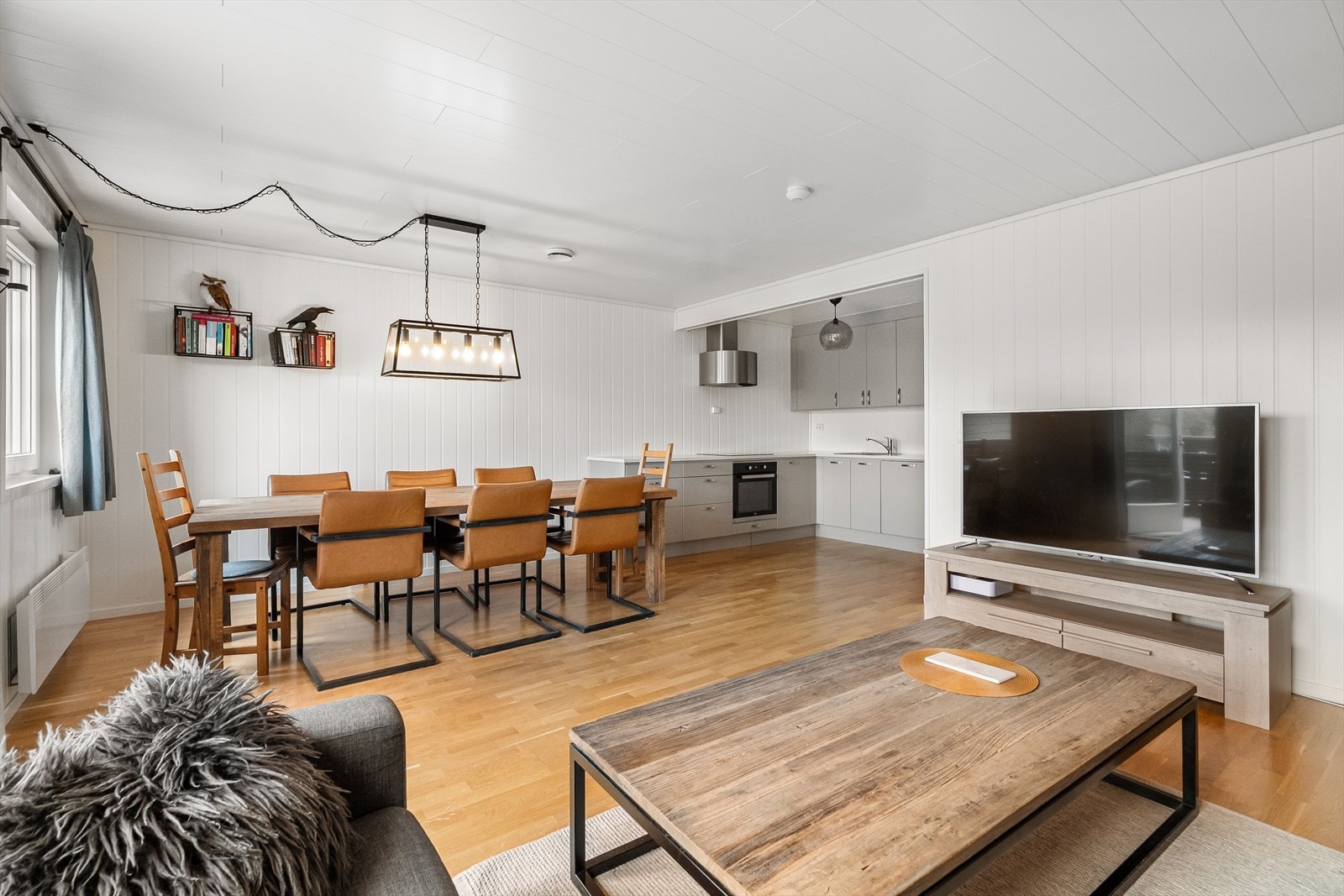 - Lys og åpen løsning mellom stue og kjøkken - Galleribilde