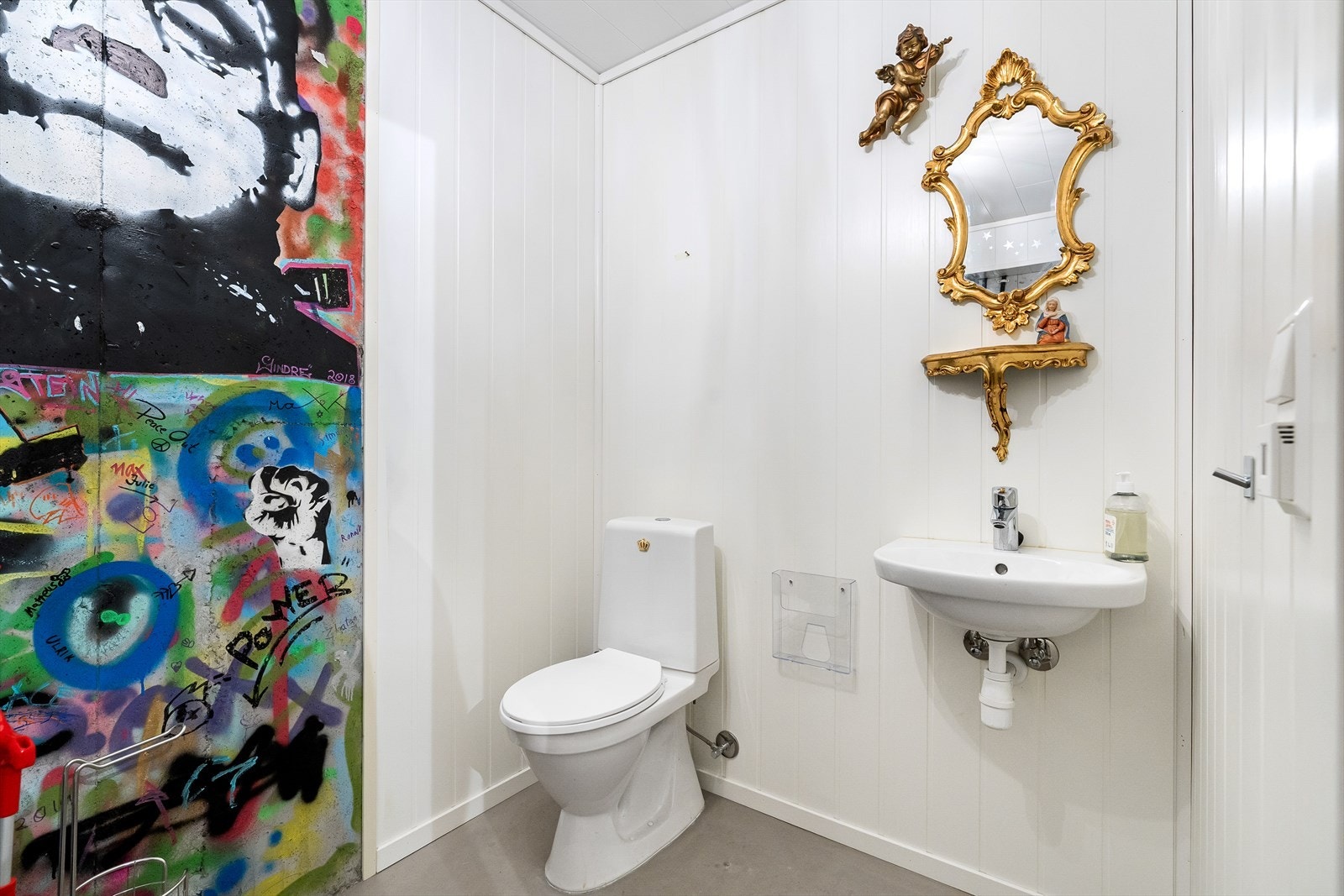 - Det er og laget til toalett på vaskerommet, ypperlig for å bruke toalettet mens man leker i snøen utenfor - Galleribilde