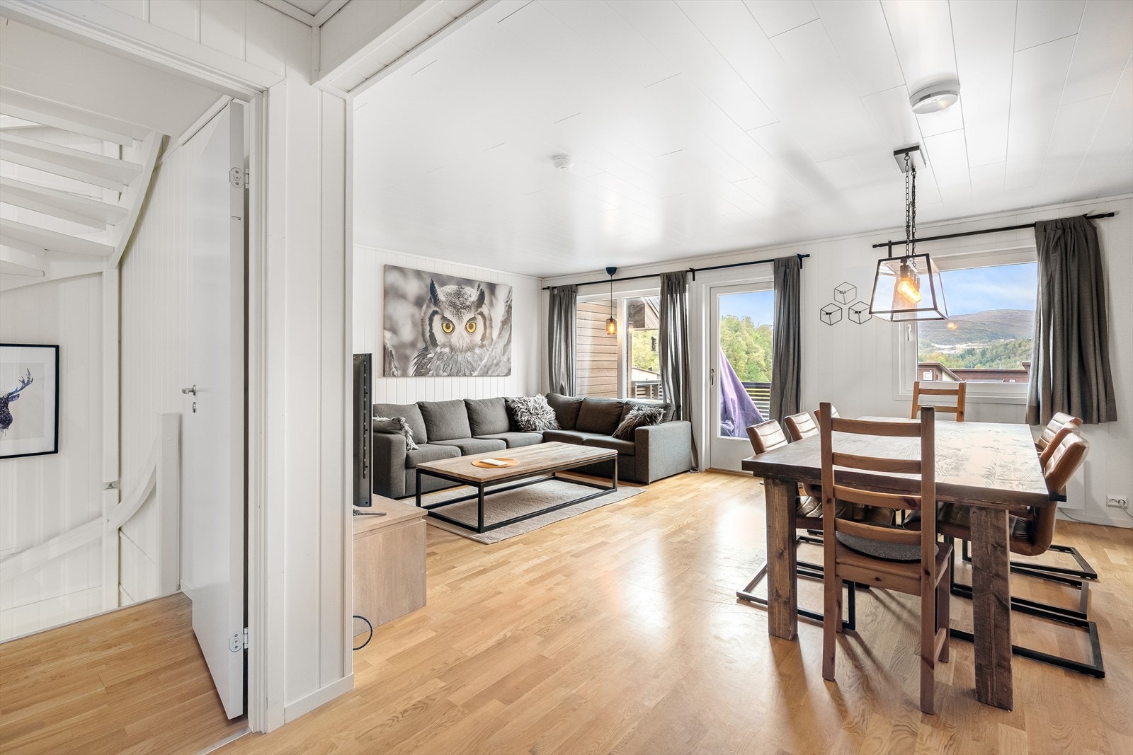 - Det er to stuer, to bad og separat vaskerom og toalett - Galleribilde