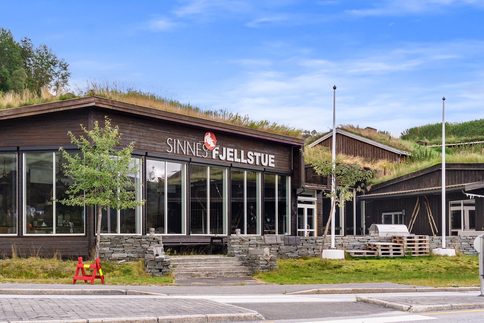 - Fjellstua ligger like nede i bakken og er populær for et bedre måltid og noe godt i glasset - Galleribilde