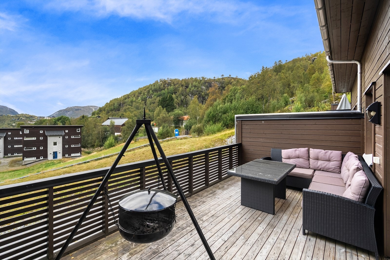 - Her har man følge med på barna i skitrekket og bakken like utenfor - Galleribilde