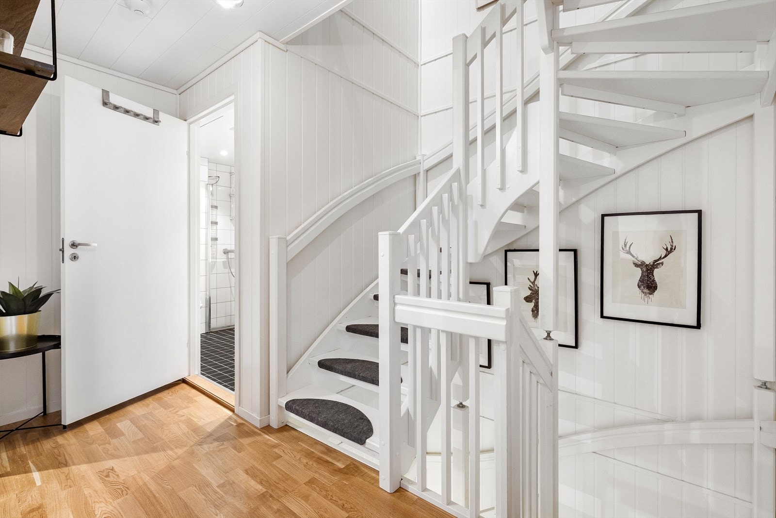 - Det er ett bad i hovedetasjen, samt hovedsoverom med walk-in like over gangen - Galleribilde