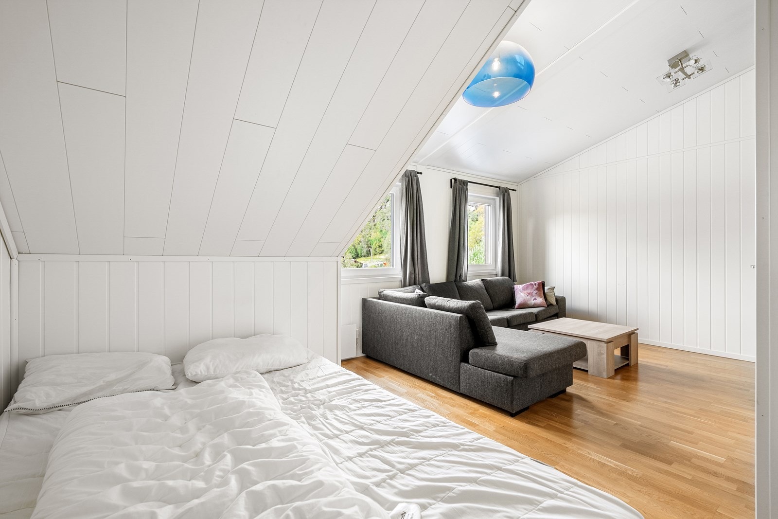 - Loftsstuen er innredet med sofagruppe og dobbeltseng - Galleribilde