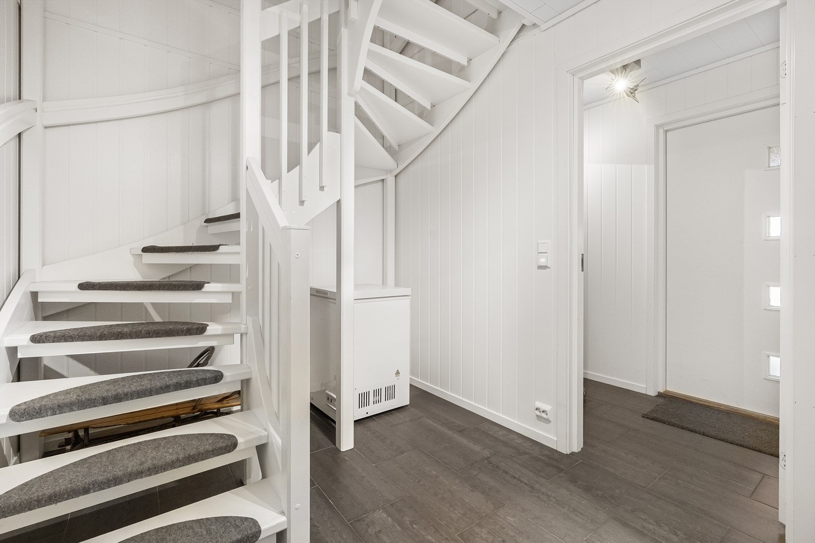 - Gangen i 1. etasje er flislagt med varme i gulvet - Galleribilde